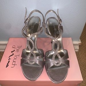 WORN ONCE Touch of Nina Silver Size 8.5 Heels